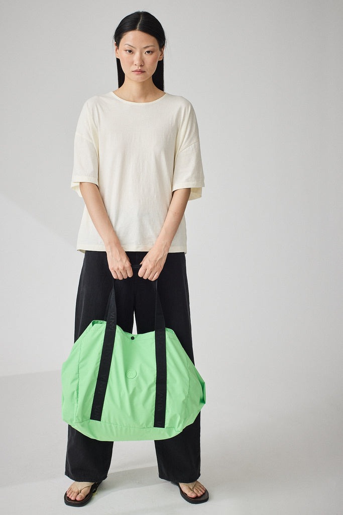 Manan es un bolso de mano espacioso y plegable VERDE