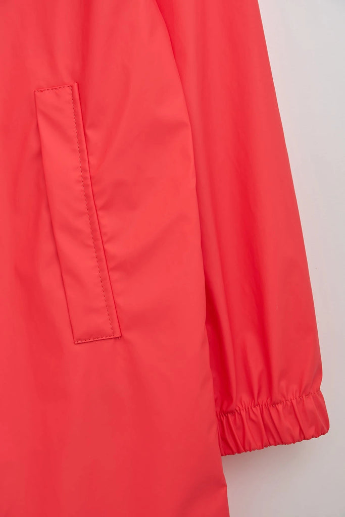 Chaqueta impermeable de Mujer Mis es un chubasquero de corte holgado. Color Rojo