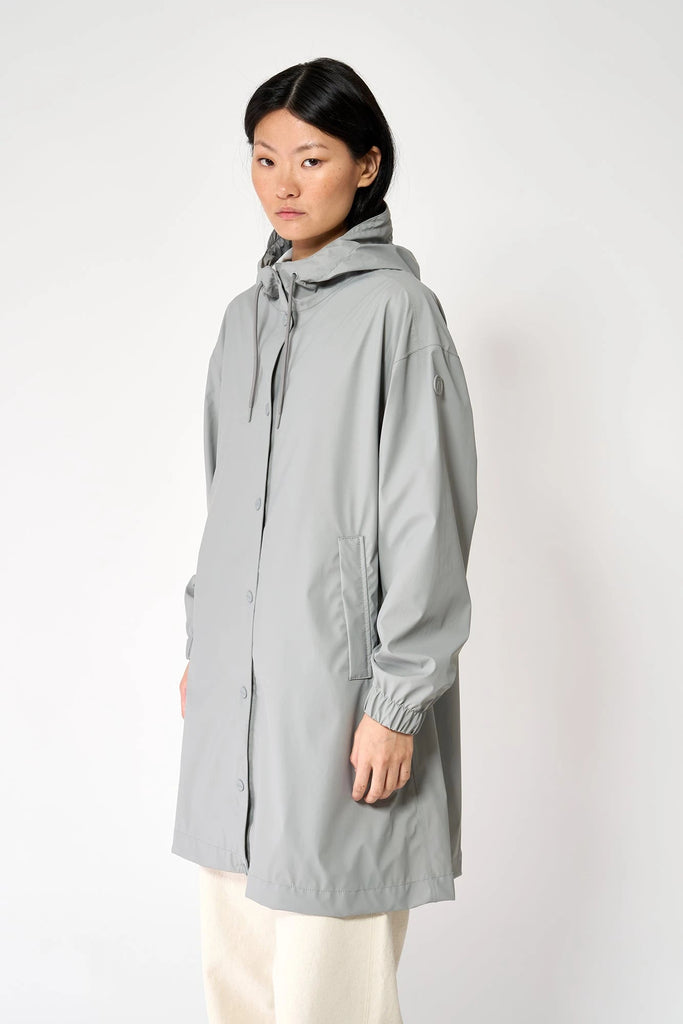 Chaqueta impermeable de Mujer Mis es un chubasquero de corte holgado. Color Gris 