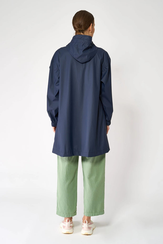 Chaqueta impermeable de Mujer Mis o chubasquero de corte holgado. Tantä. Color azul marino