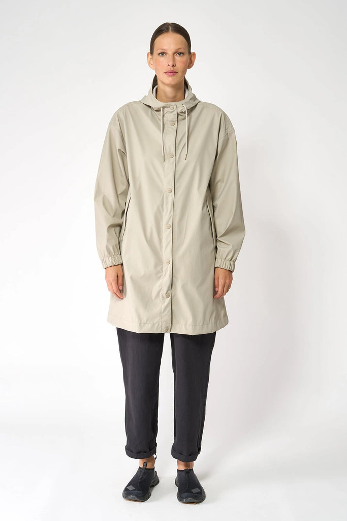 Chaqueta impermeable de mujer Tantä Mis o chubasquero de corte holgado.Color gris. 