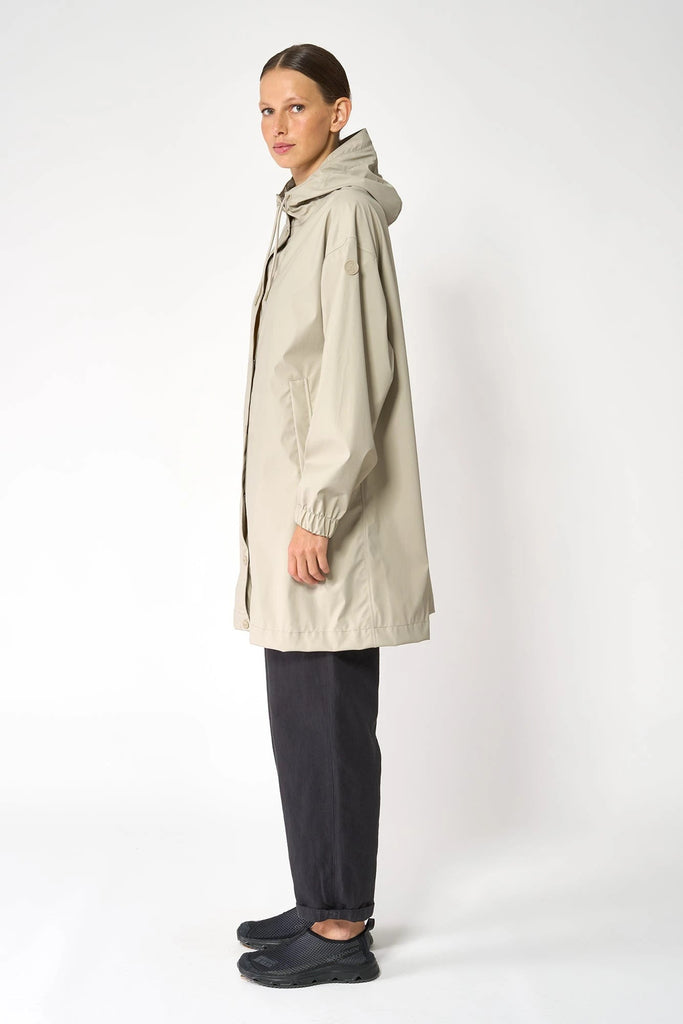 Chaqueta impermeable de mujer Tantä Mis o chubasquero de corte holgado.Color gris. 