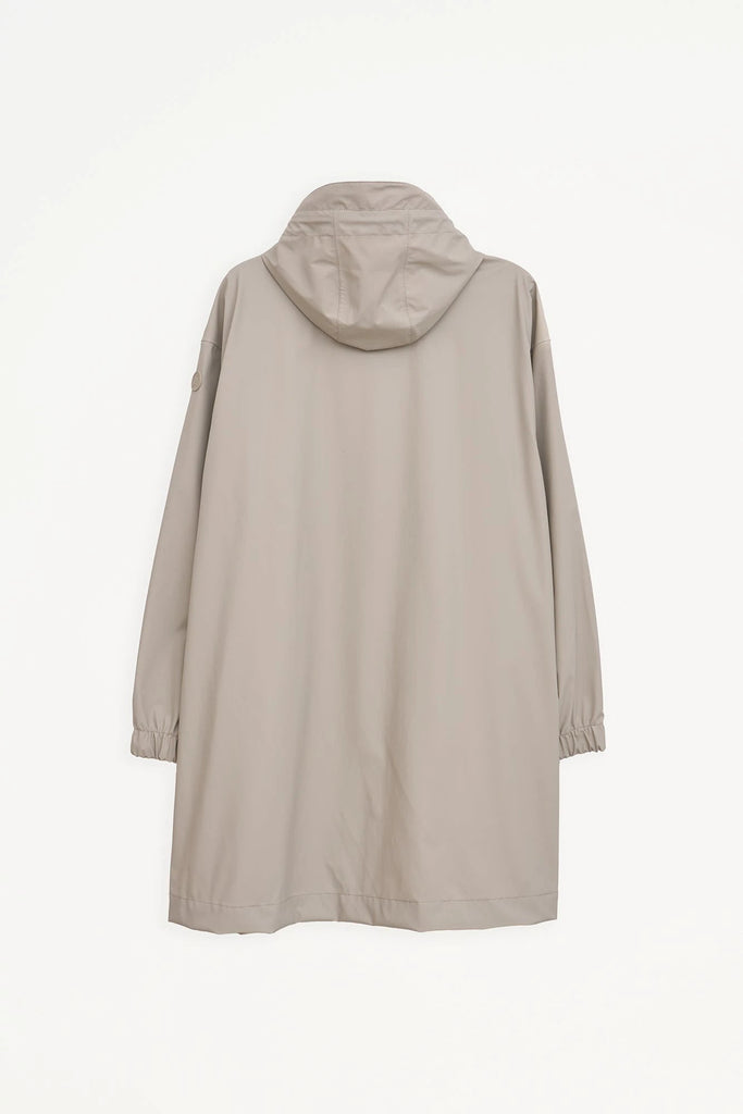 Chaqueta impermeable de mujer Tantä Mis o chubasquero de corte holgado.Color gris. 