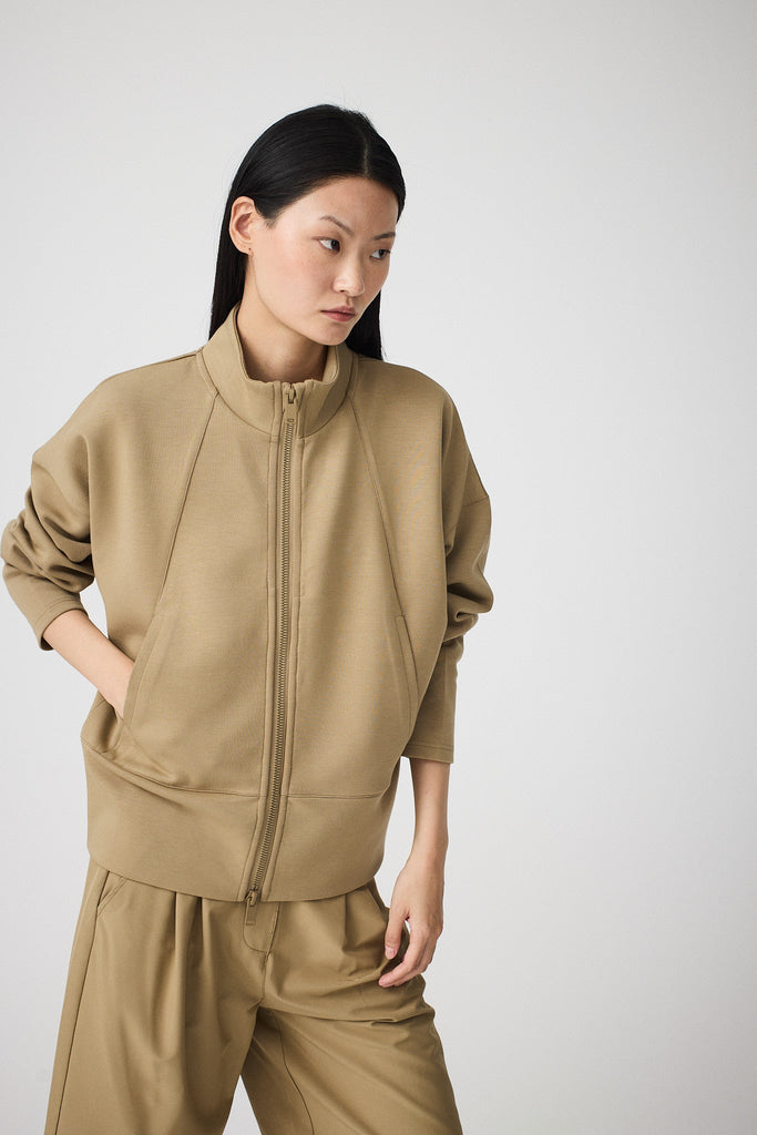 Sudadera de Mujer Tantä con cremallera en tejido interlock secado rápido. Color Marrón 