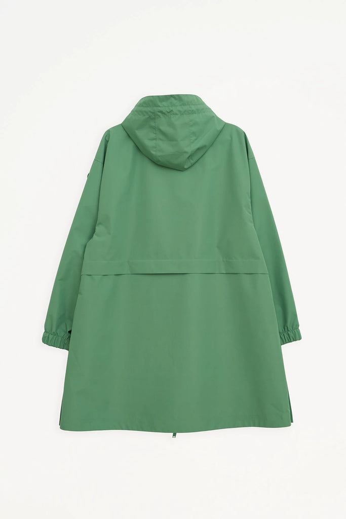 Chaqueta impermeable de mujer Nebbia en poliéster reciclado 100% impermeable. Tantä. Color verde