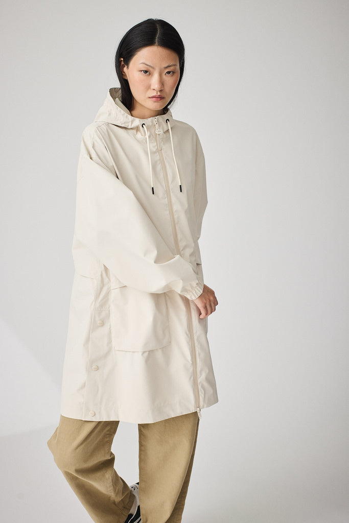 Chaqueta impermeable de mujer Nebbia en poliéster reciclado 100% impermeable. Tantä. Color Blanco roto