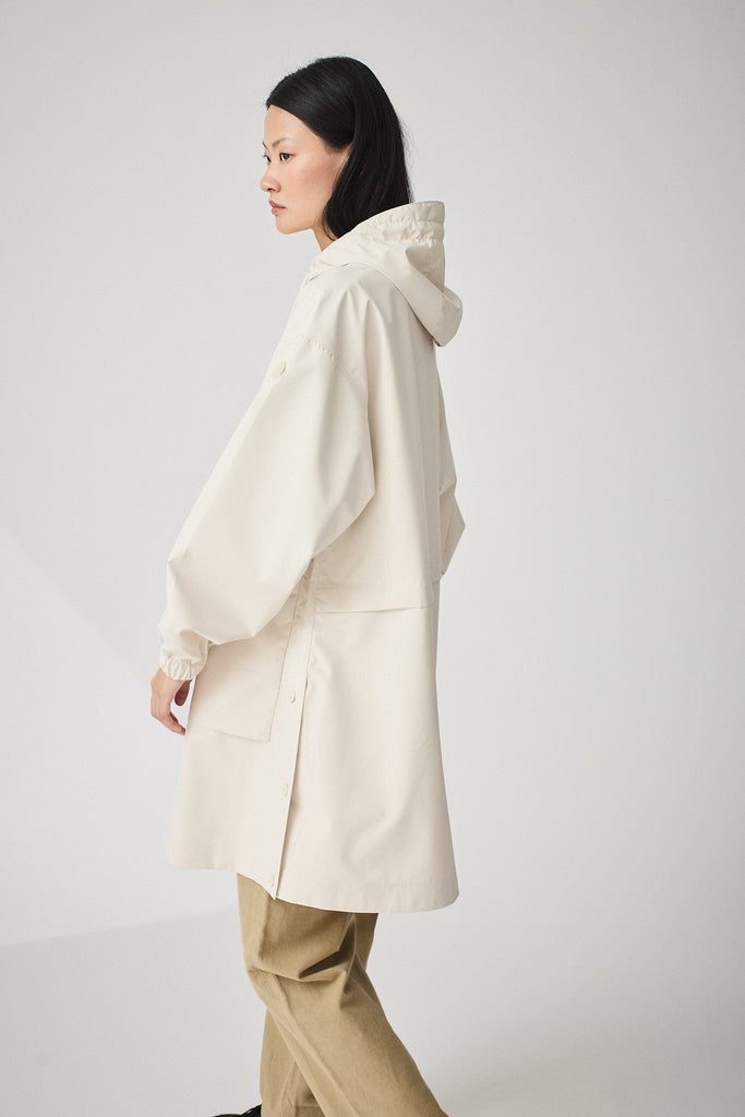 Chaqueta impermeable de mujer Nebbia en poliéster reciclado 100% impermeable. Tantä. Color Blanco roto