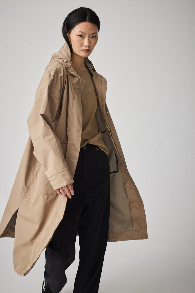 Trench coat o gabardina impermeable de Mujer tipo capa Tantä. Color Marrón