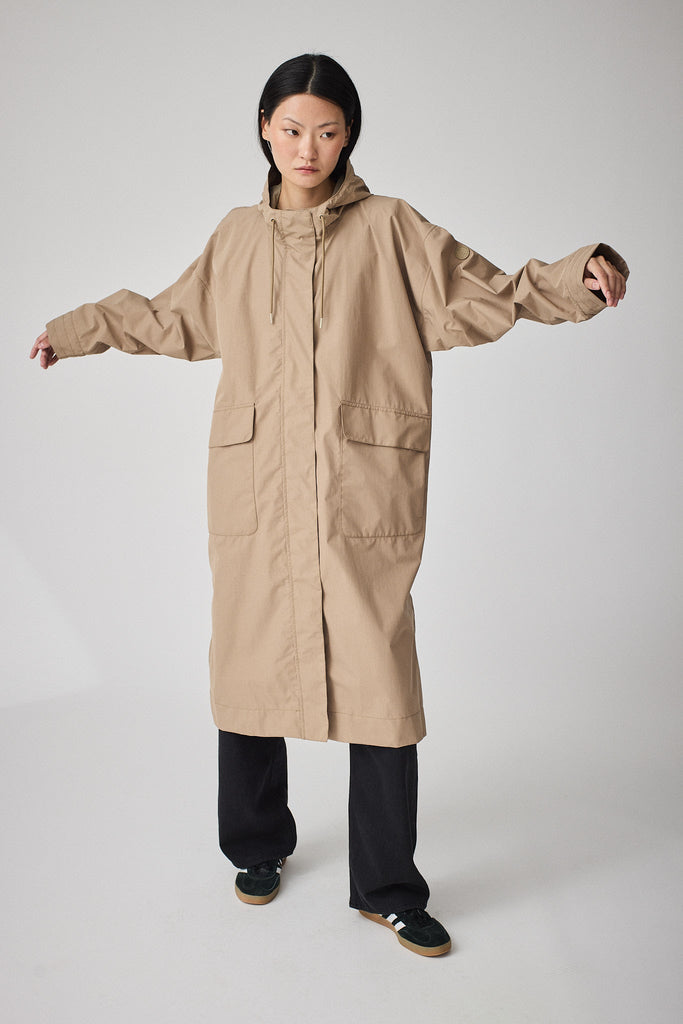 Trench coat o gabardina impermeable de Mujer tipo capa Tantä. Color Marrón