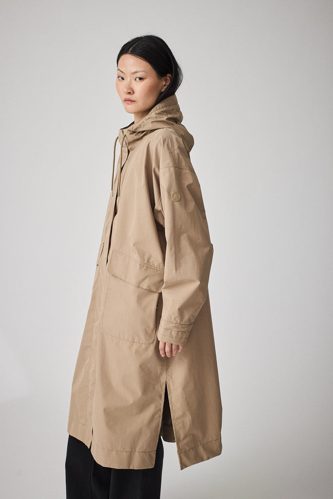 Trench coat o gabardina impermeable de Mujer tipo capa Tantä. Color Marrón