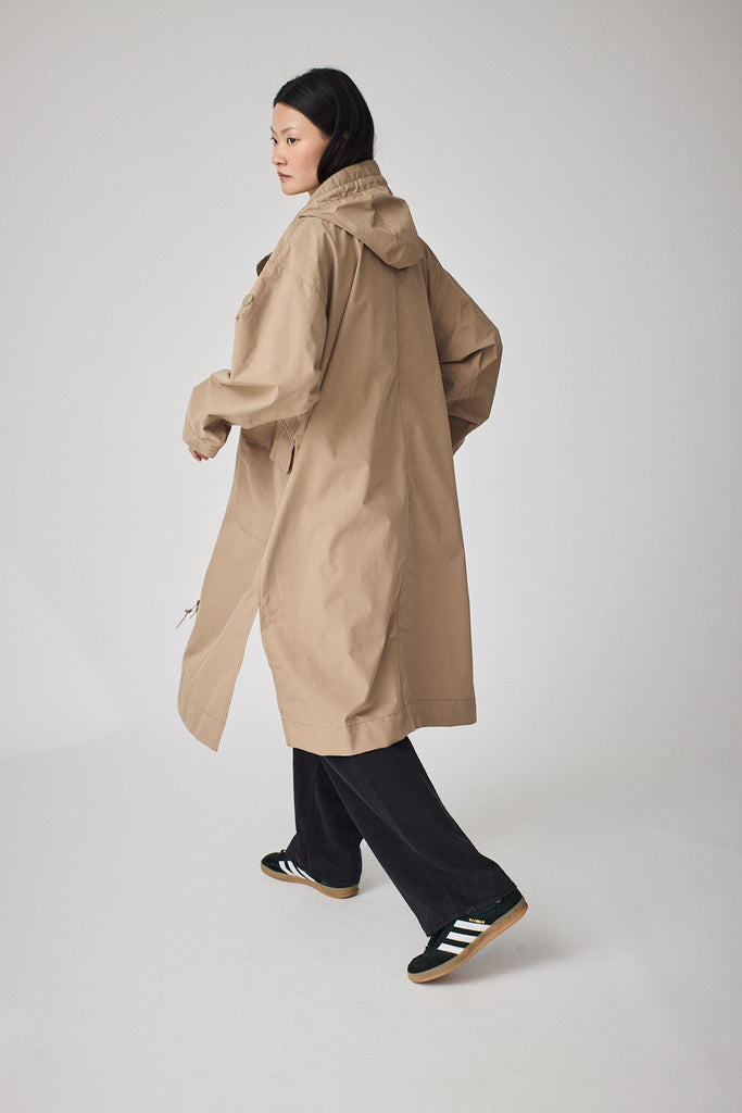 Trench coat o gabardina impermeable de Mujer tipo capa Tantä. Color Marrón