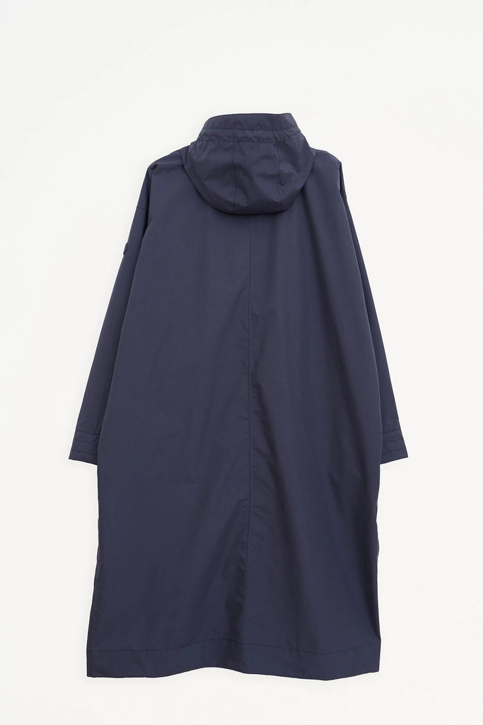 Trench coat o gabardina impermeable de Mujer tipo capa Tantä. Color Azul marino