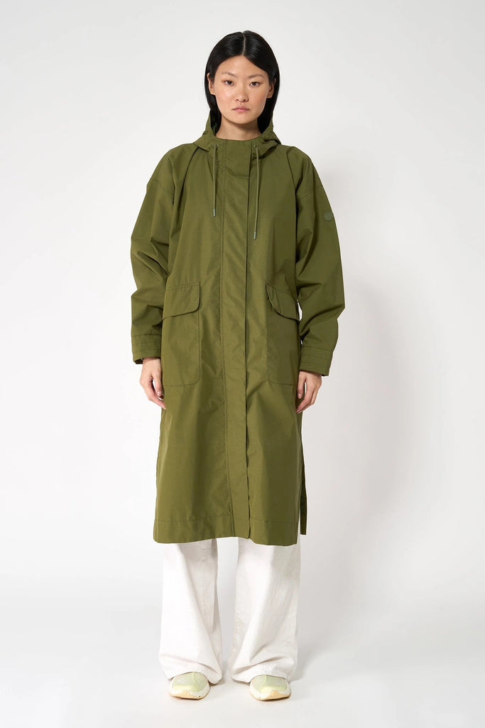 Trench coat o gabardina impermeable de Mujer tipo capa Tantä. Color verde