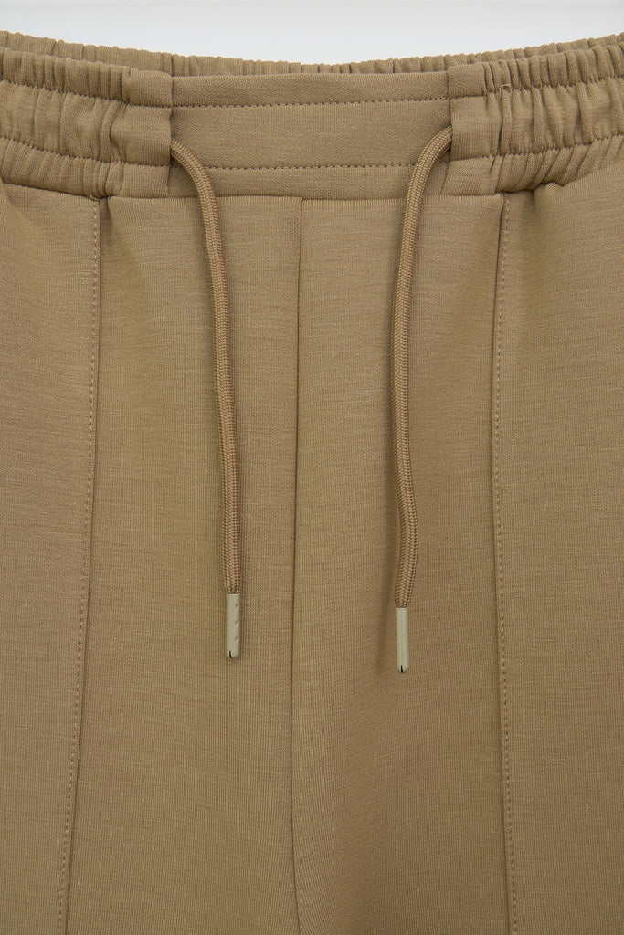 Pantalón jogger confeccionado en tejido interlock de mujer Tantä. Color marrón