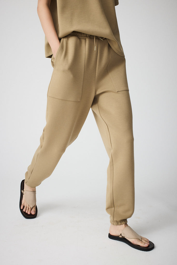 Pantalón jogger confeccionado en tejido interlock de mujer Tantä. Color marrón