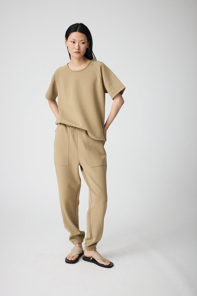 Pantalón jogger confeccionado en tejido interlock de mujer Tantä. Color marrón
