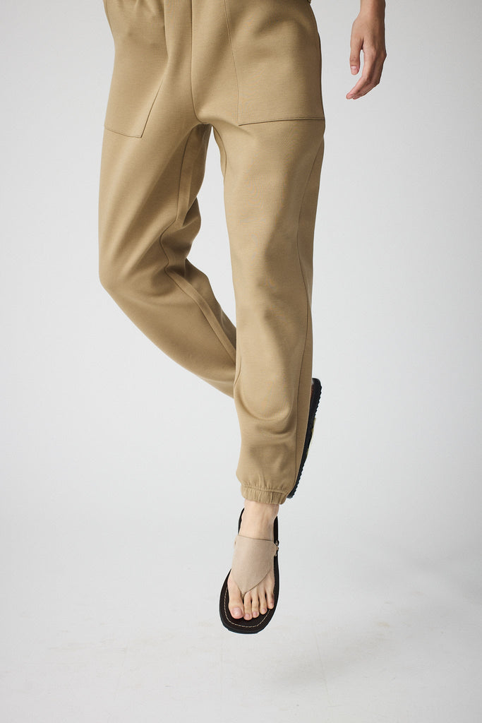 Pantalón jogger confeccionado en tejido interlock de mujer Tantä. Color marrón