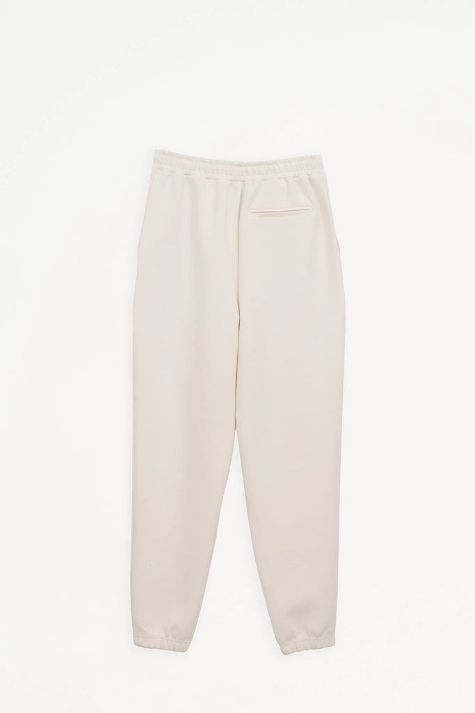 Pantalón jogger confeccionado en tejido interlock de mujer Tantä. Color blanco roto