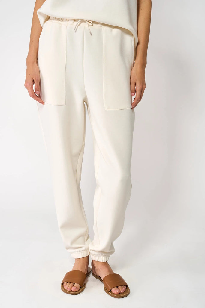 Pantalón jogger confeccionado en tejido interlock de mujer Tantä. Color blanco roto