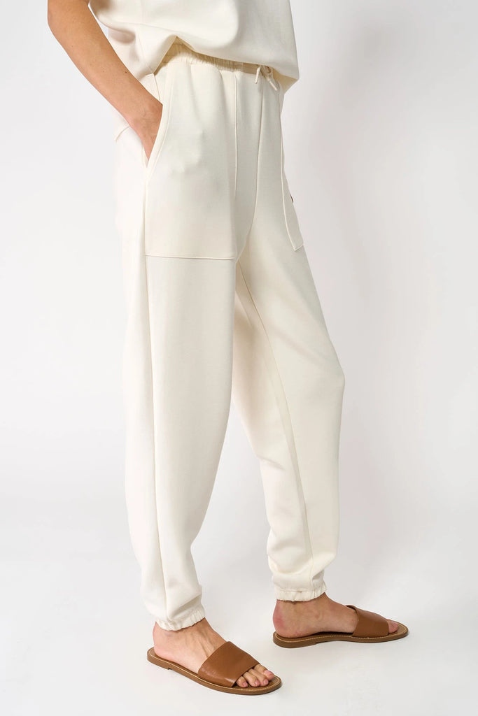 Pantalón jogger confeccionado en tejido interlock de mujer Tantä. Color blanco roto