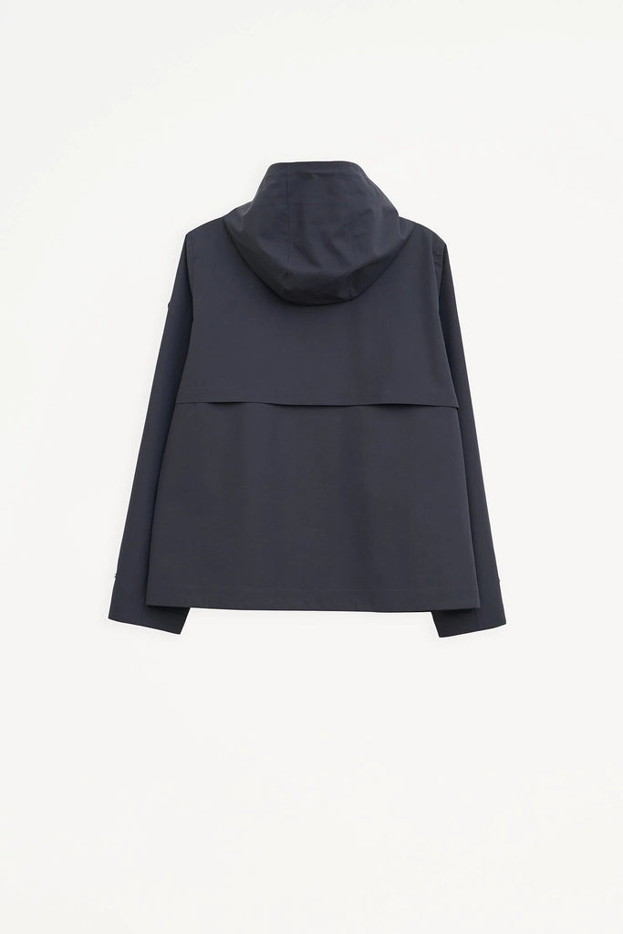  Trench o gabardina corta de MUJER sin costuras en poliéster 100% impermeable. Tantä. Color azul 