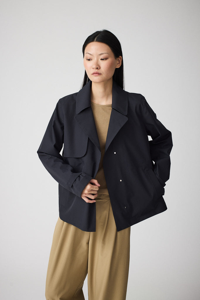  Trench o gabardina corta de MUJER sin costuras en poliéster 100% impermeable. Tantä. Color azul 