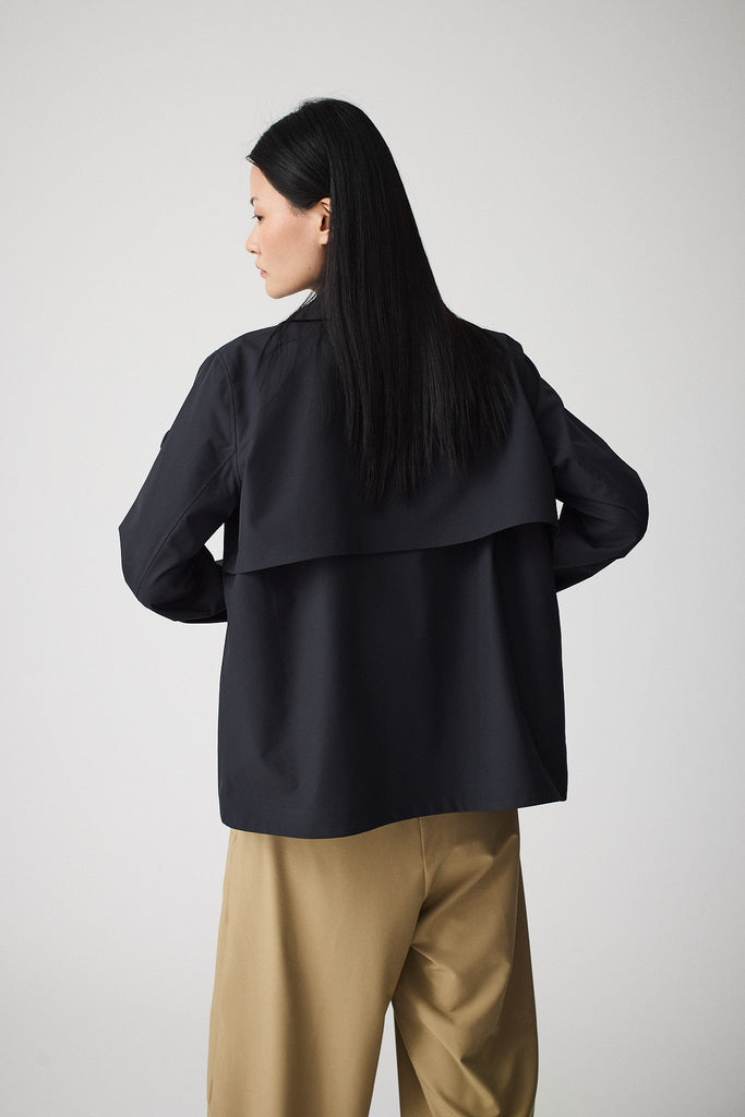  Trench o gabardina corta de MUJER sin costuras en poliéster 100% impermeable. Tantä. Color azul 