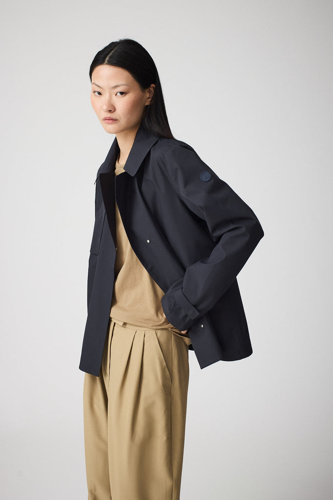  Trench o gabardina corta de MUJER sin costuras en poliéster 100% impermeable. Tantä. Color azul 