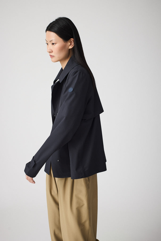  Trench o gabardina corta de MUJER sin costuras en poliéster 100% impermeable. Tantä. Color azul 