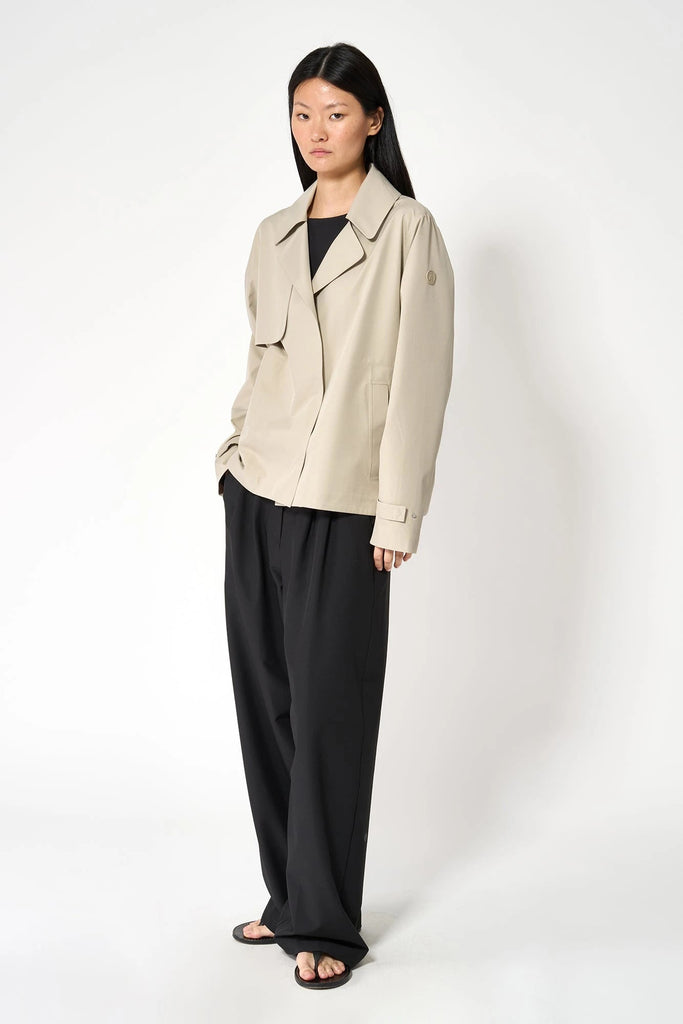  Trench o gabardina corta de MUJER sin costuras en poliéster 100% impermeable. Tantä. Color gris 