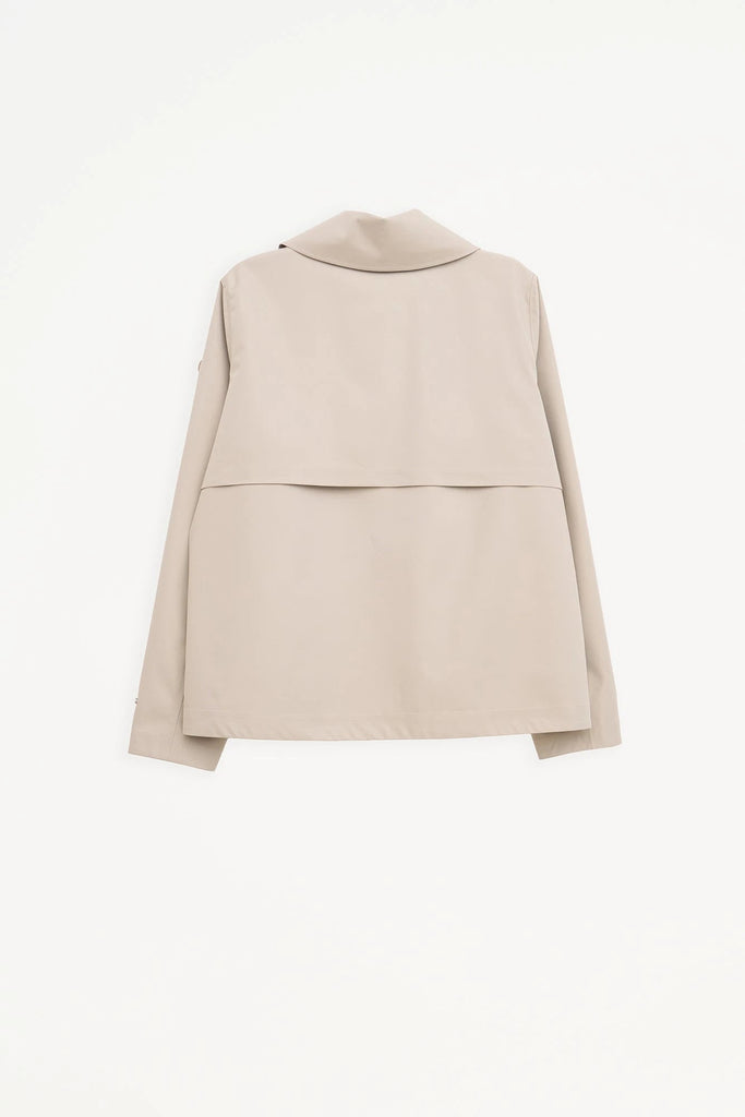  Trench o gabardina corta de MUJER sin costuras en poliéster 100% impermeable. Tantä. Color gris 