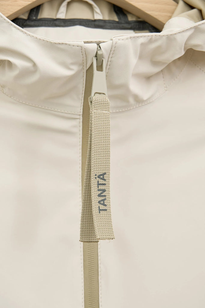 Chaqueta impermeable sport de mujer Noe en softshell. Tantä. Color Blanco roto