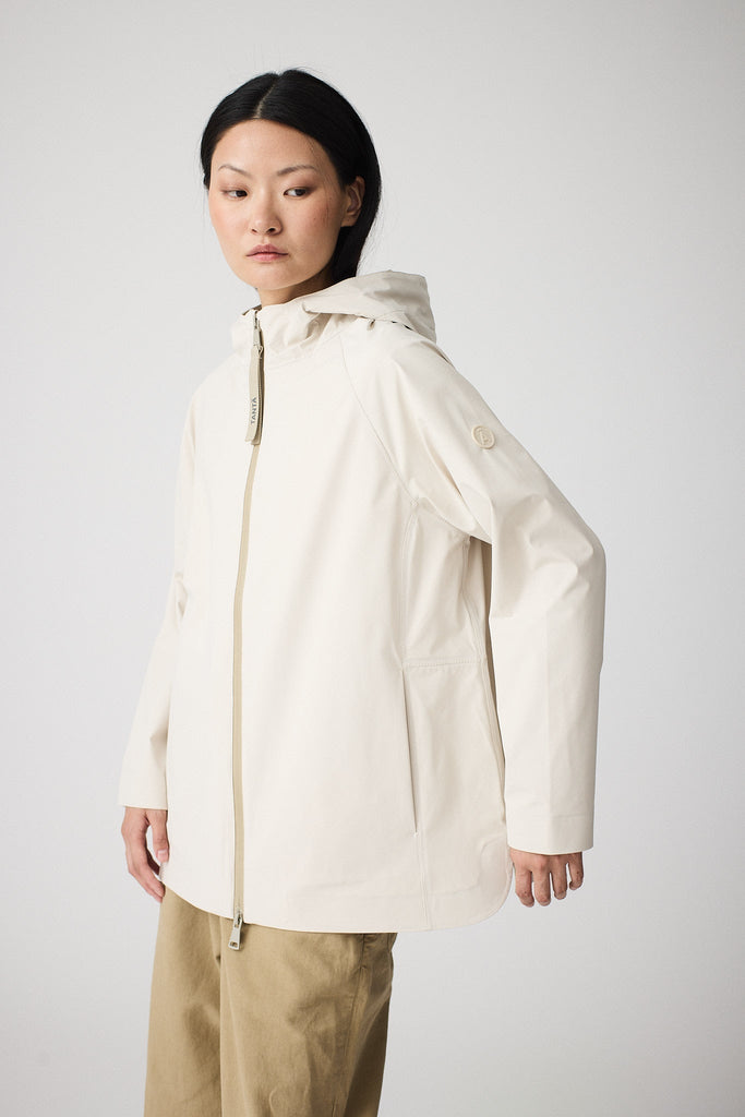 Chaqueta impermeable sport de mujer Noe en softshell. Tantä. Color Blanco roto