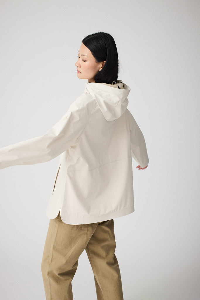 Chaqueta impermeable sport de mujer Noe en softshell. Tantä. Color Blanco roto