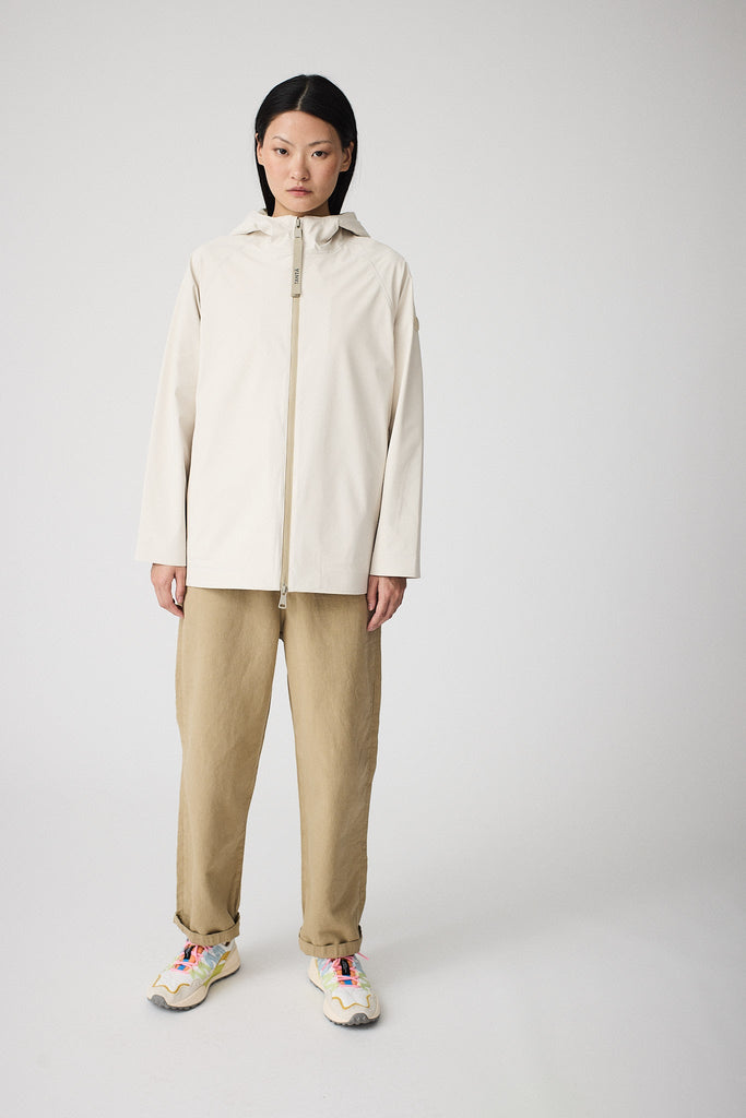 Chaqueta impermeable sport de mujer Noe en softshell. Tantä. Color Blanco roto