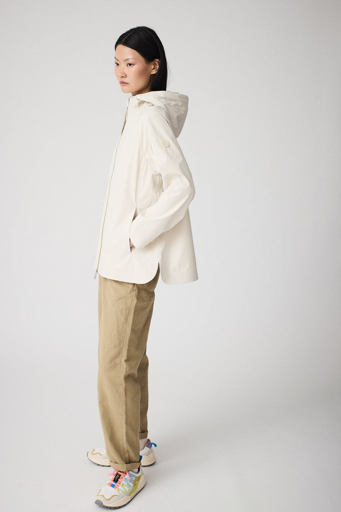 Chaqueta impermeable sport de mujer Noe en softshell. Tantä. Color Blanco roto