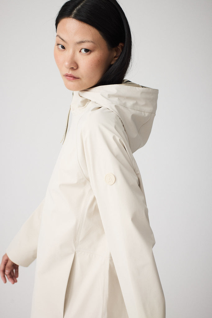 Chaqueta impermeable sport de mujer Noe en softshell. Tantä. Color Blanco roto