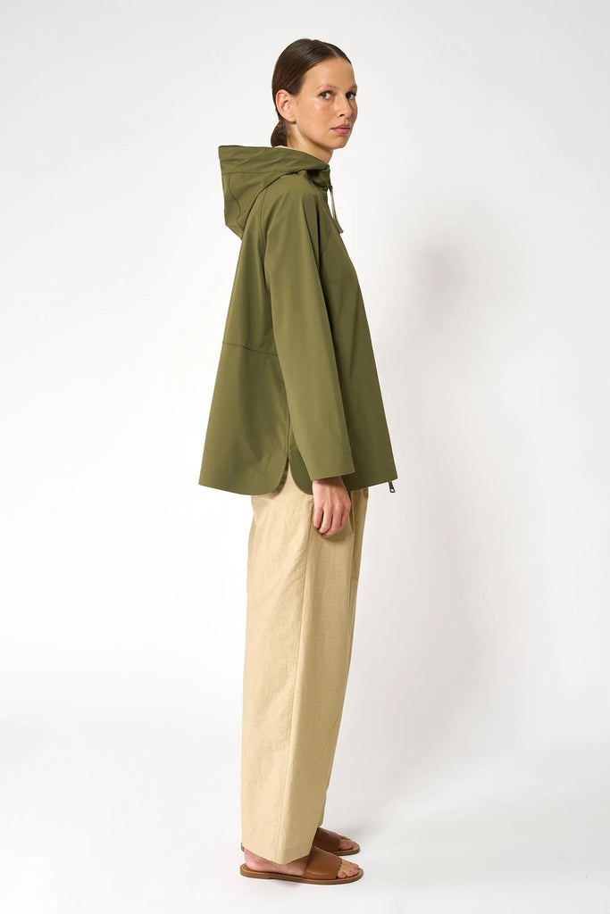 Chaqueta impermeable sport de mujer Noe en softshell. Tantä. Color verde