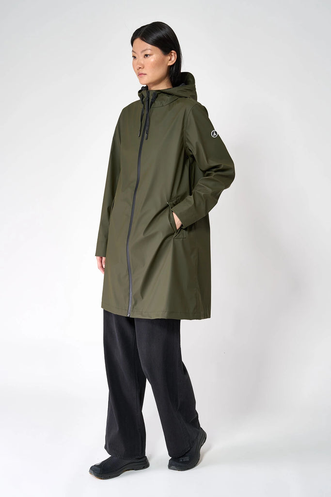 Chubasquero o impermeable de mujer Nuovola de Tantä. Color verde khaki. 