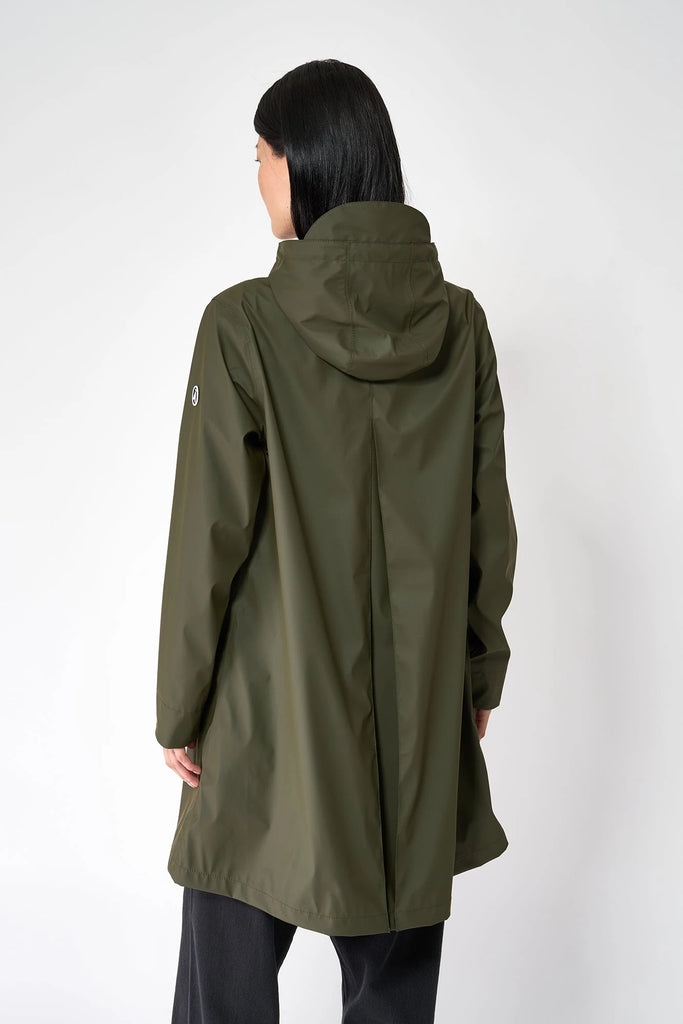 Chubasquero o impermeable de mujer Nuovola de Tantä. Color verde khaki. 