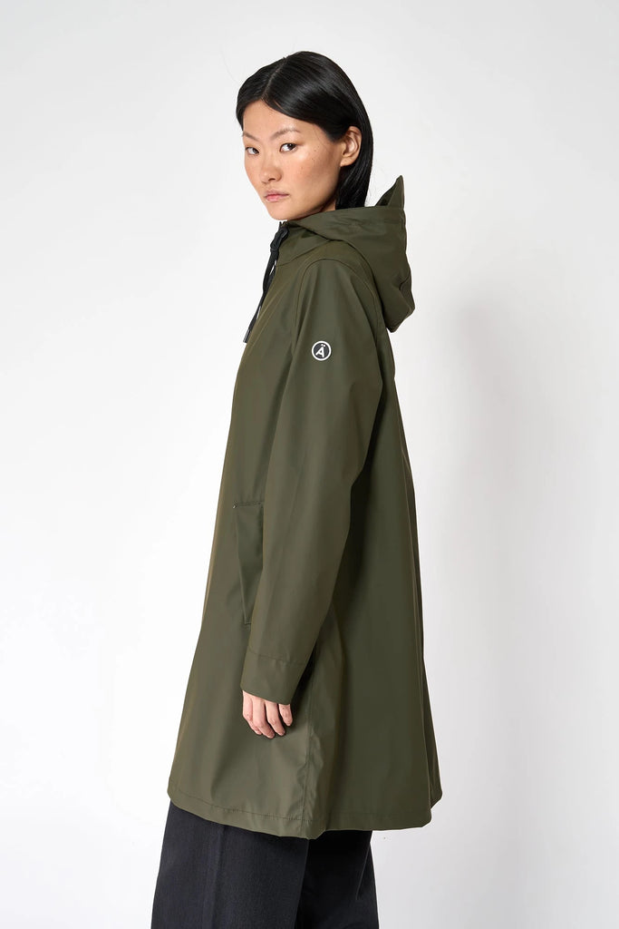 Chubasquero o impermeable de mujer Nuovola de Tantä. Color verde khaki. 