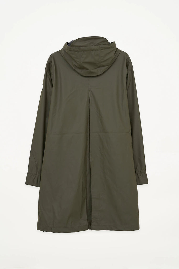 Chubasquero o impermeable de mujer Nuovola de Tantä. Color verde khaki. 