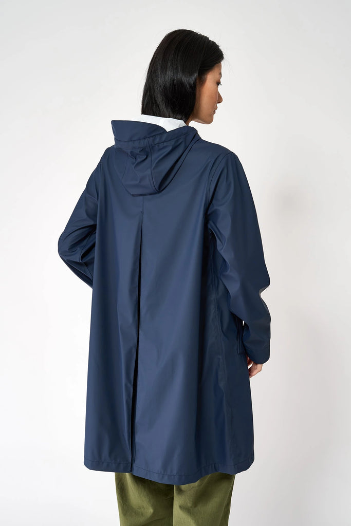 Chubasquero o impermeable de mujer Nuovola de Tantä. Color Azul Marino. 