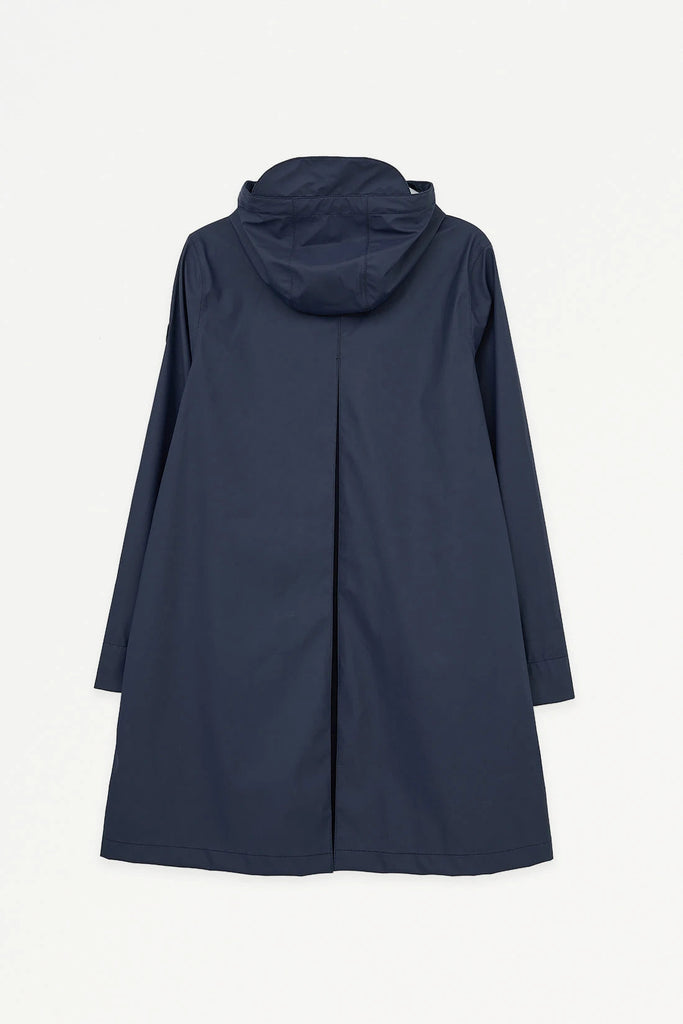 Chubasquero o impermeable de mujer Nuovola de Tantä. Color Azul Marino. 