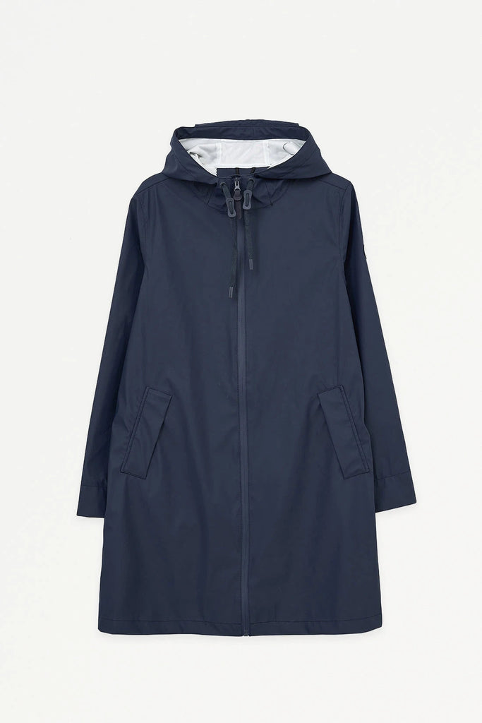 Chubasquero o impermeable de mujer Nuovola de Tantä. Color Azul Marino. 