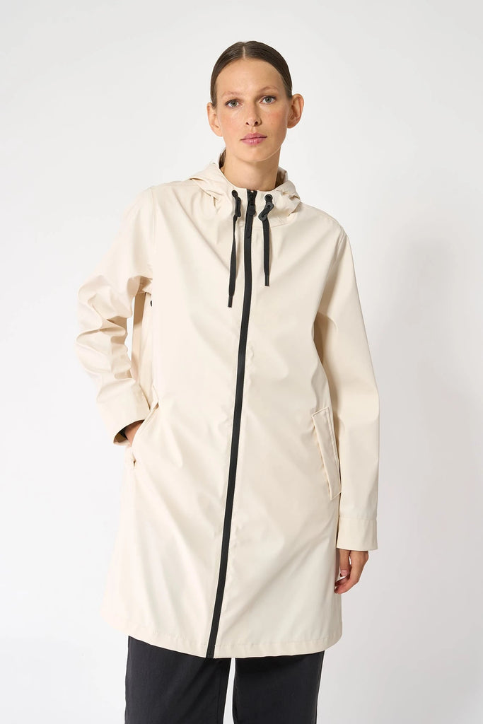 Chubasquero o impermeable de mujer Nuovola de Tantä. Color Blanco roto o crudo. 