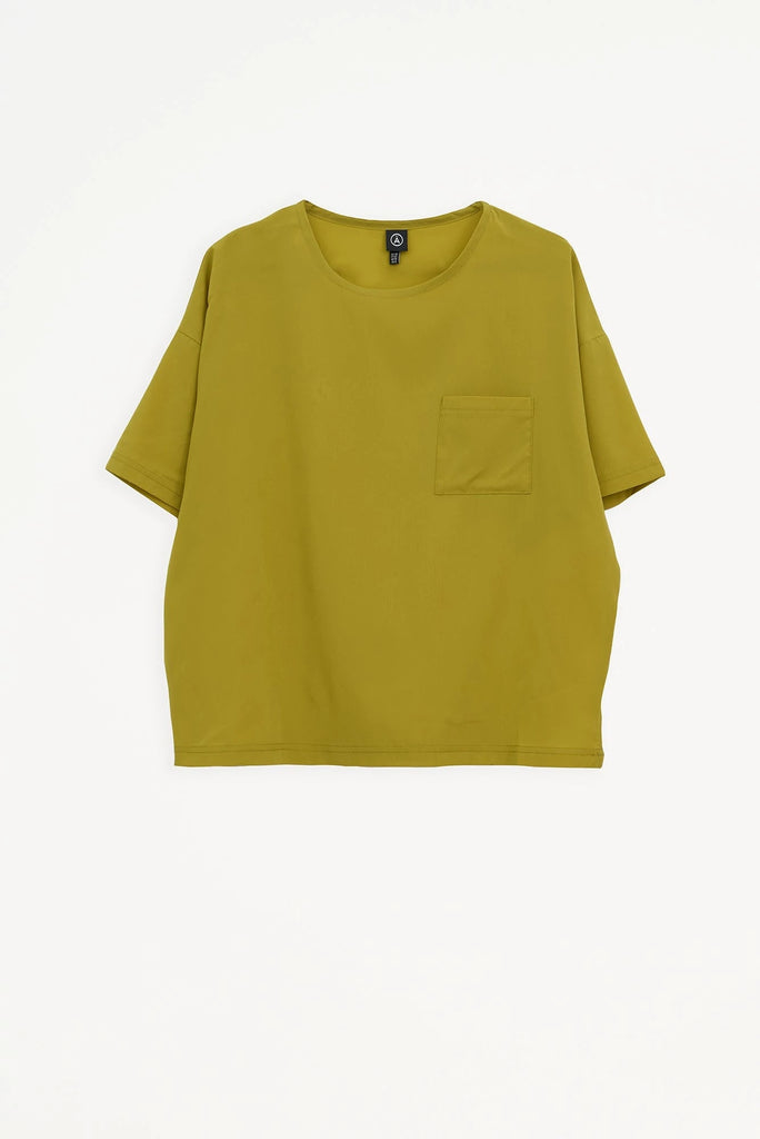 Camiseta de Mujer de corte holgado en tejido ligero de secado rápido. Tantä. Color verde-amarillo