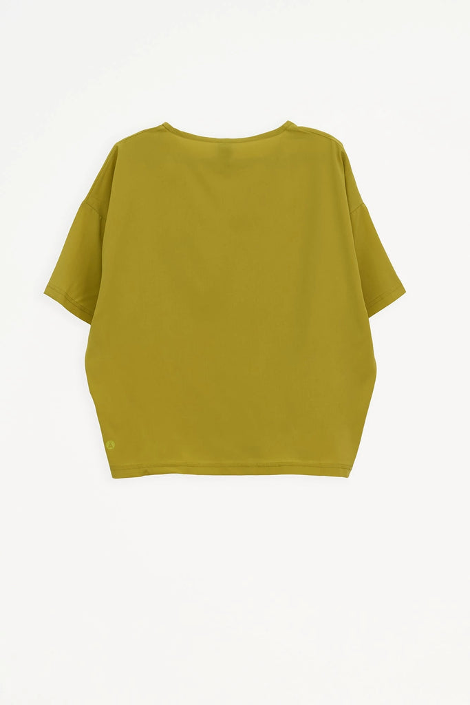 Camiseta de Mujer de corte holgado en tejido ligero de secado rápido. Tantä. Color verde-amarillo