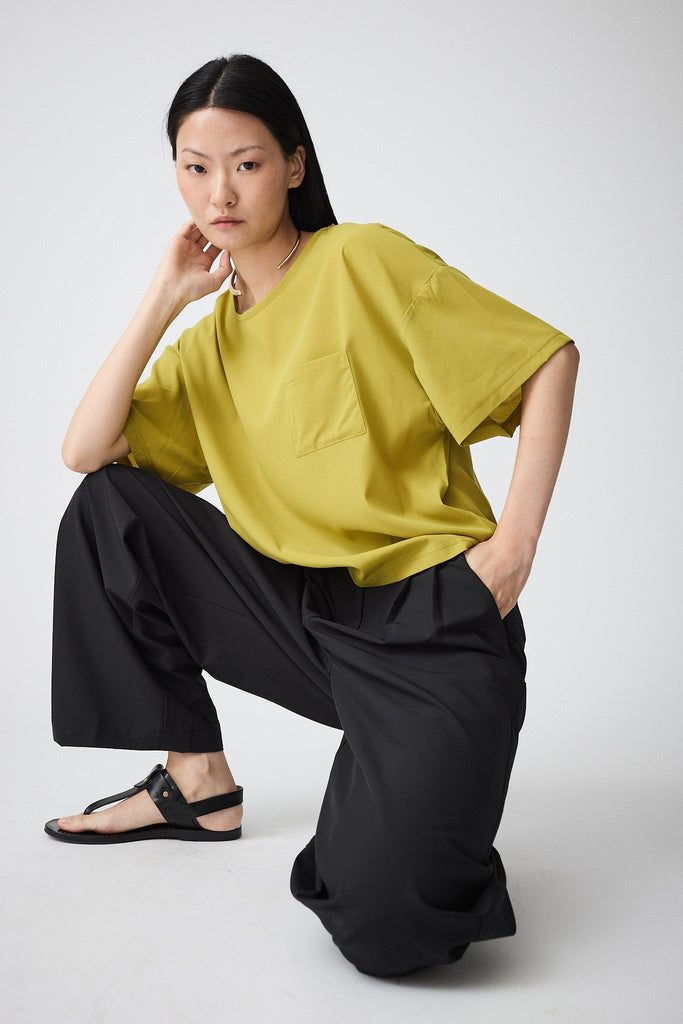 Camiseta de Mujer de corte holgado en tejido ligero de secado rápido. Tantä. Color verde-amarillo