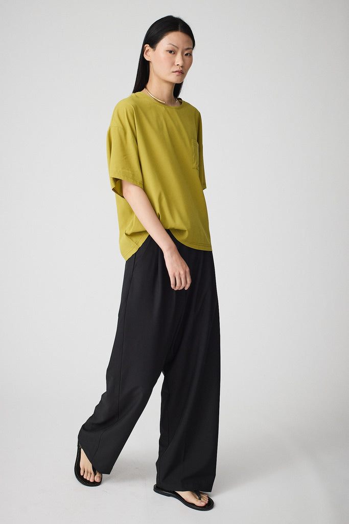 Camiseta de Mujer de corte holgado en tejido ligero de secado rápido. Tantä. Color verde-amarillo